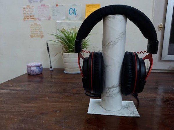 DIY Headphones Stand With Tissue Roll