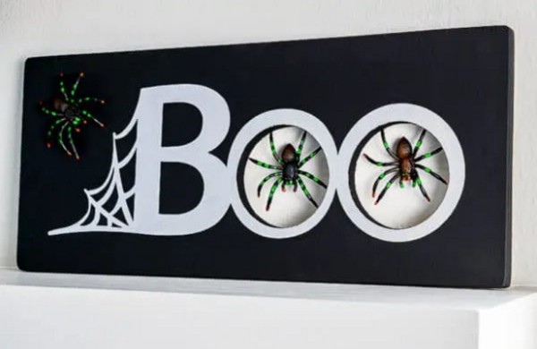 Spooky Spider Sign for Your Mantelpiece